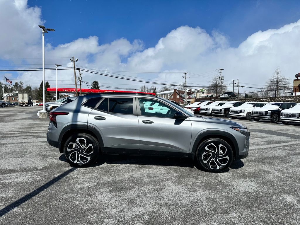 Used 2025 Chevrolet Trax RS w/ Sunroof Package image 2