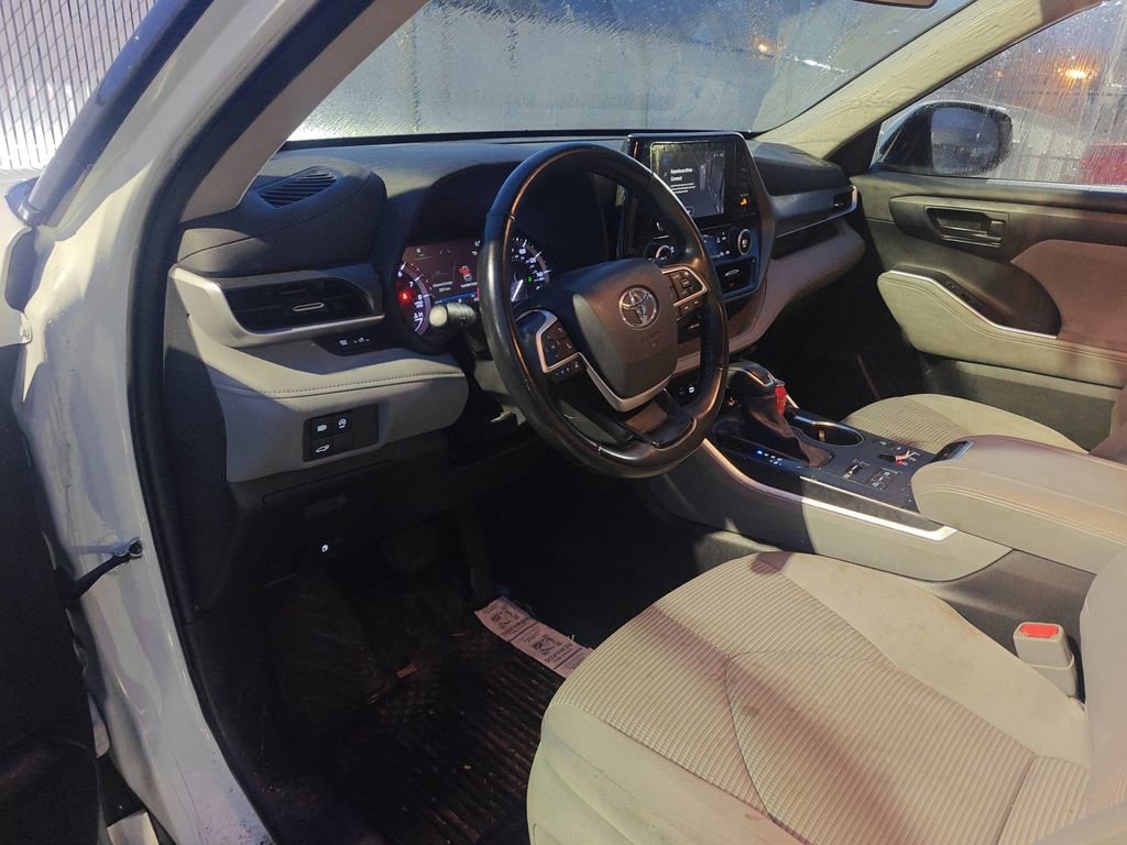 Used 2023 Toyota Highlander LE image 7