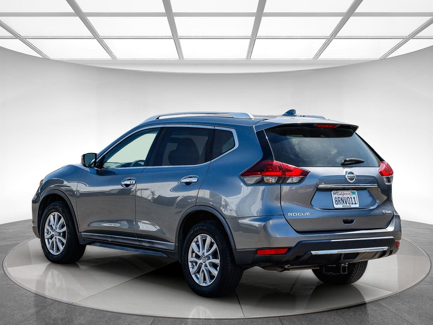 Used 2018 Nissan Rogue SV image 2
