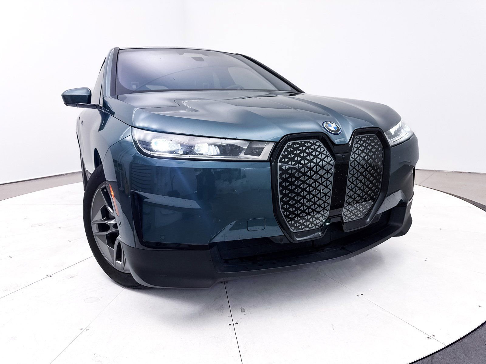 Used 2022 BMW iX xDrive50 w/ Premium Package image 8