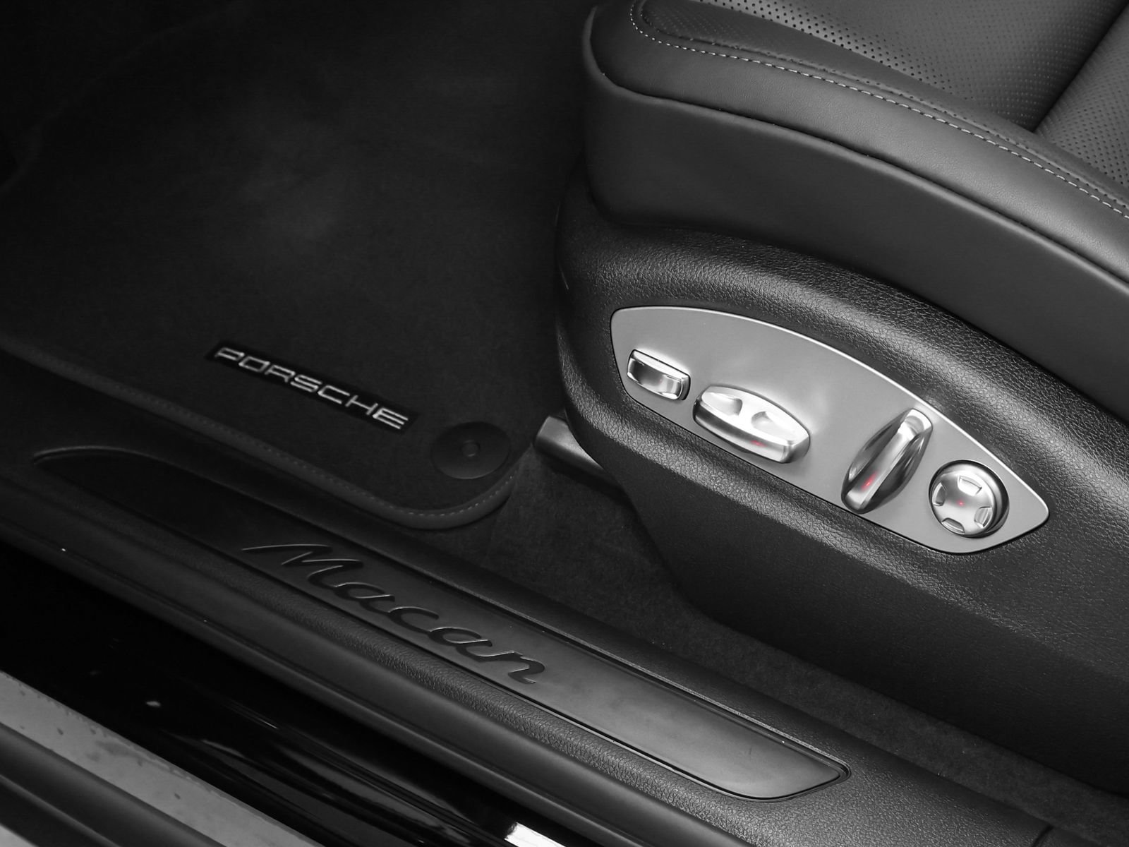 New 2026 Porsche Macan AWD/4WD image 25