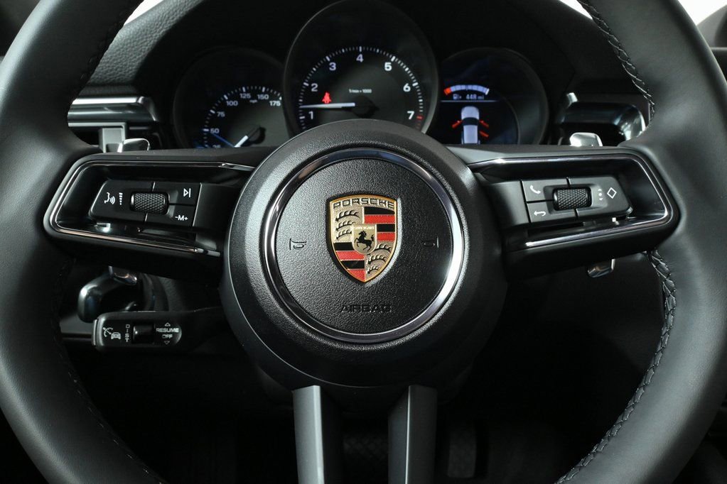Certified 2025 Porsche Macan image 8