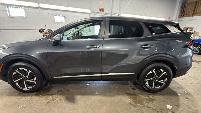 Used 2023 Kia Sportage LX FWD image 2