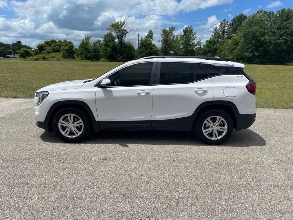 Used 2024 GMC Terrain SLE w/ Driver Convenience Package FWD image 2