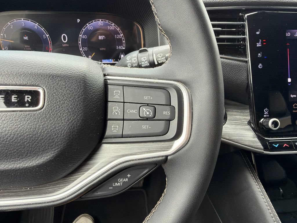 Used 2024 Jeep Wagoneer L Series II RWD image 21