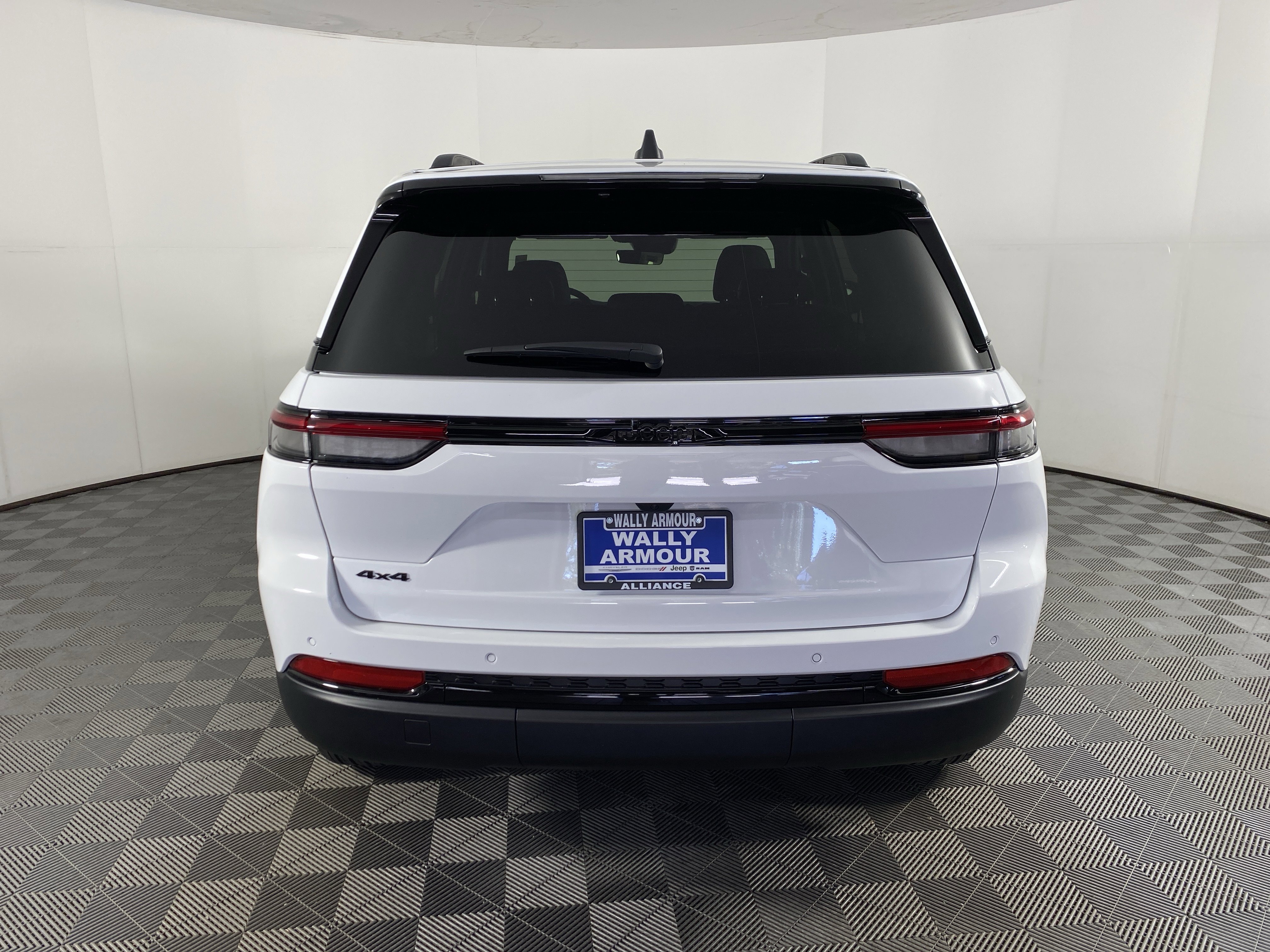 New 2025 Jeep Grand Cherokee Altitude image 8