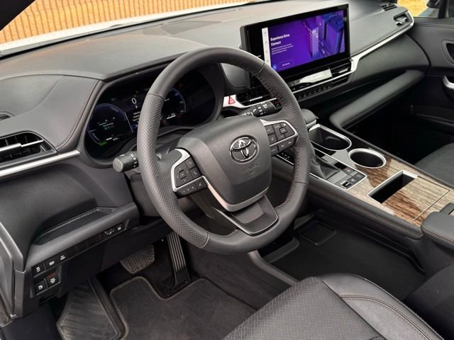 Used 2025 Toyota Sienna Limited image 4