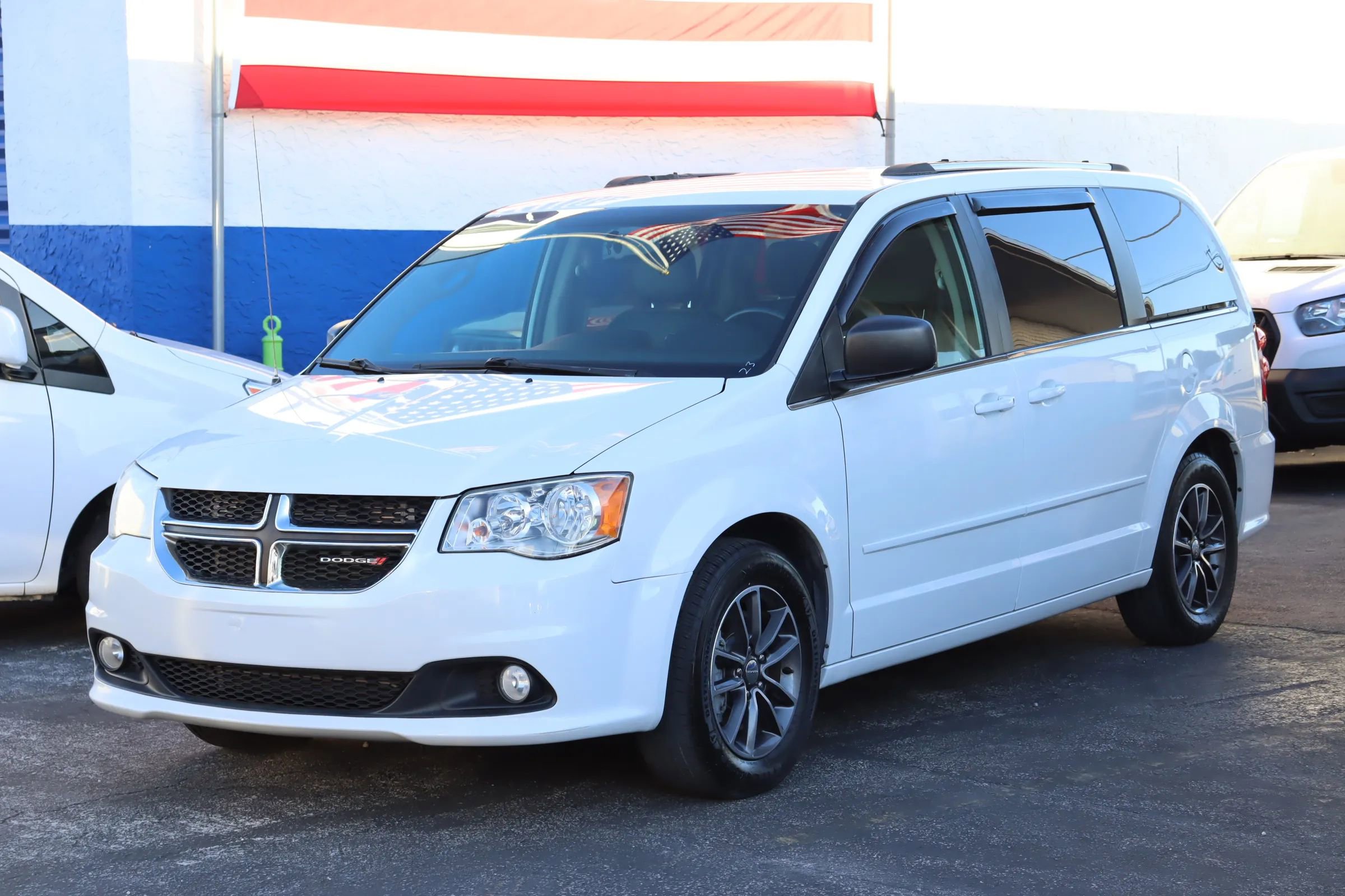 Used 2017 Dodge Grand Caravan SXT image 1