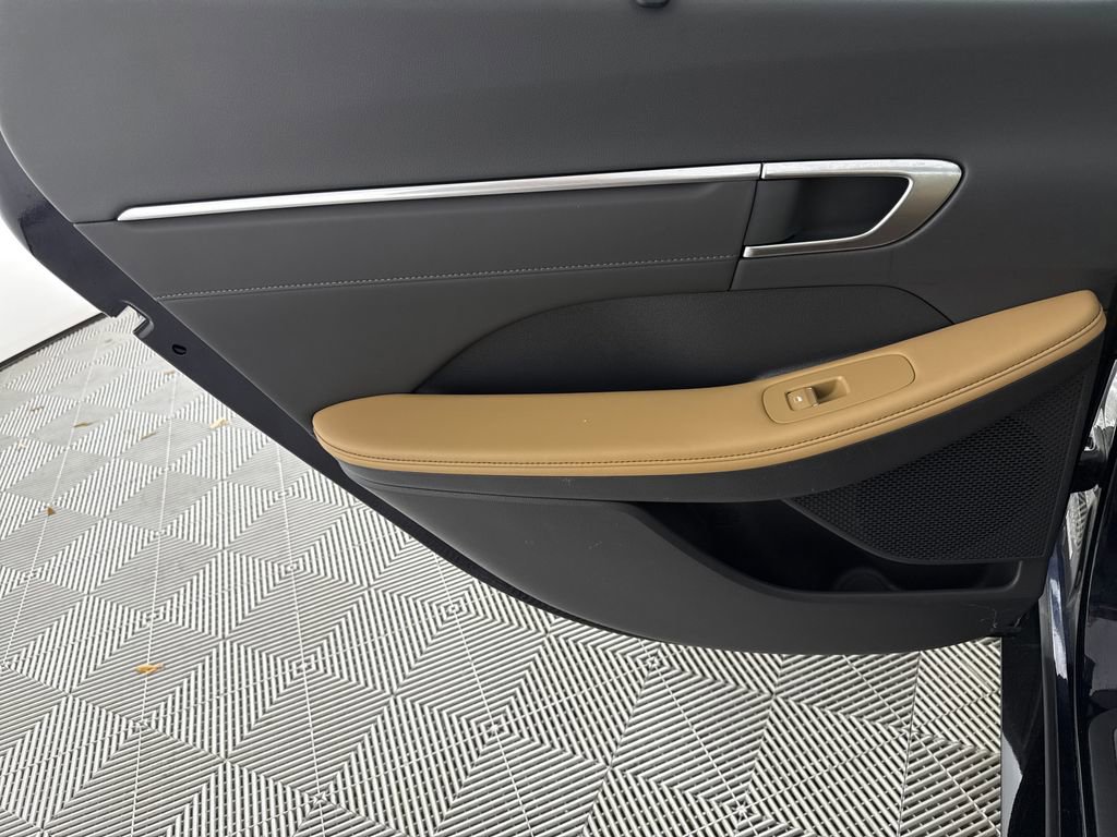 Used 2022 Hyundai Sonata Limited w/ Winter Weather Package FWD image 12