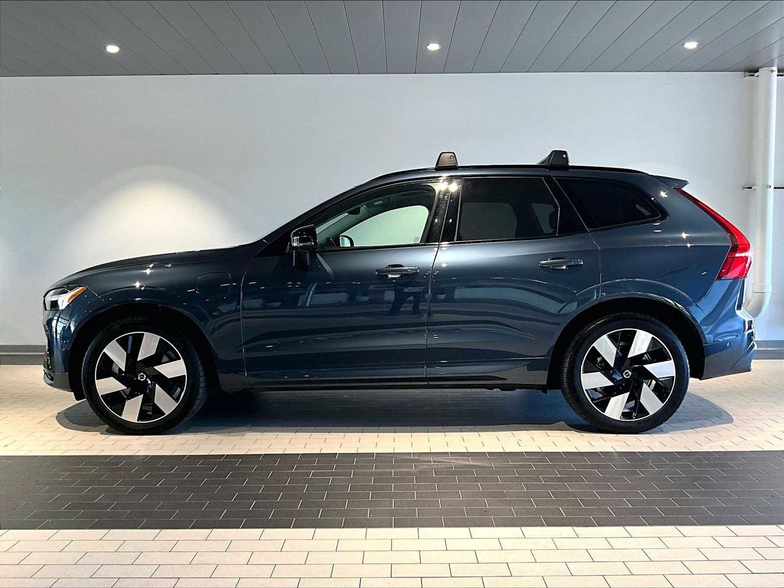Used 2024 Volvo XC60 T8 Ultimate image 2
