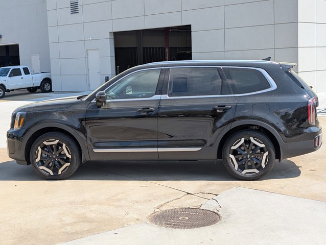 Used 2024 Kia Telluride EX w/ EX Captain's Chair Package image 12