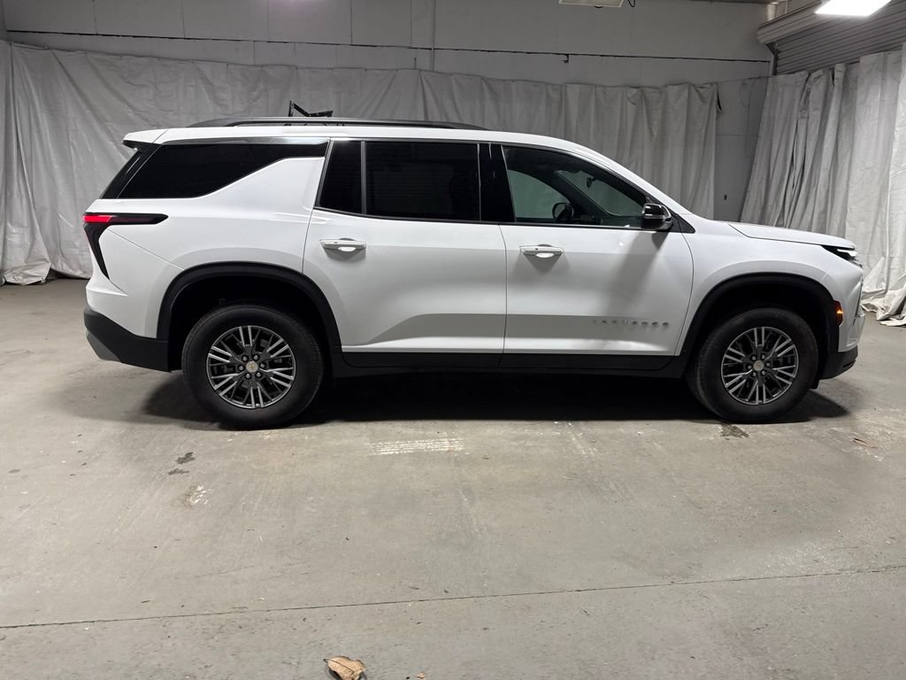 Used 2025 Chevrolet Traverse LT FWD image 8
