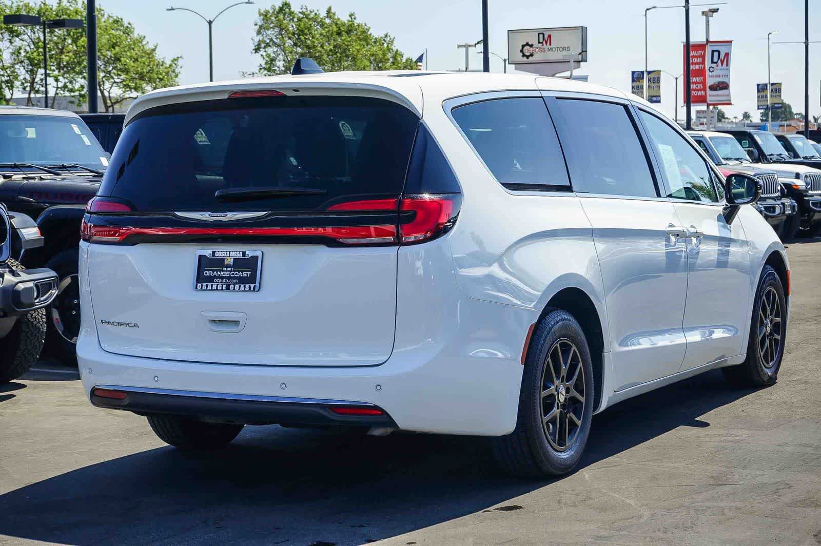 Used 2024 Chrysler Pacifica Touring-L image 4
