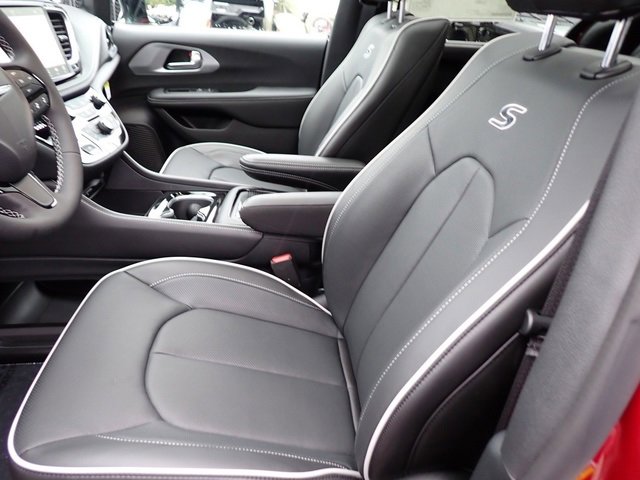 New 2026 Chrysler Pacifica Limited image 11