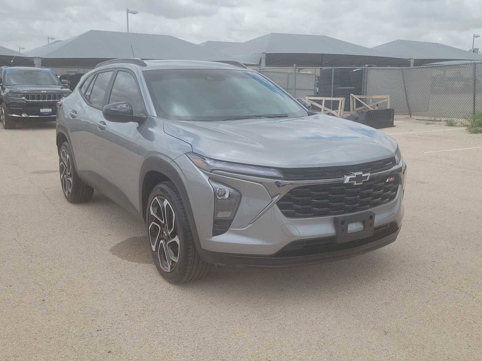Used 2025 Chevrolet Trax RS w/ Sunroof Package FWD image 2
