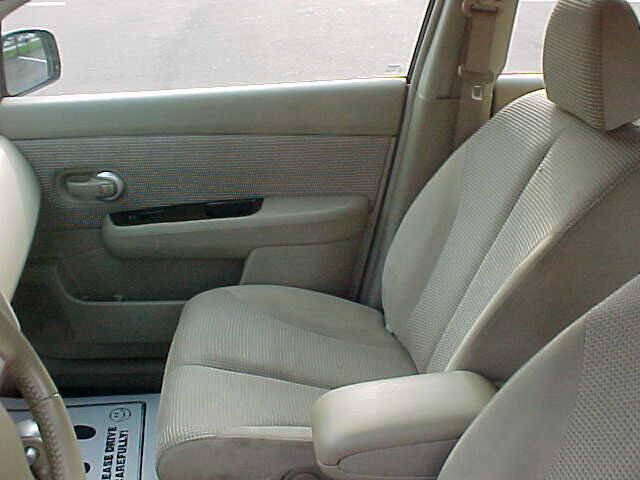 Used 2011 Nissan Versa Hatchback w/ Premium Pkg FWD image 15