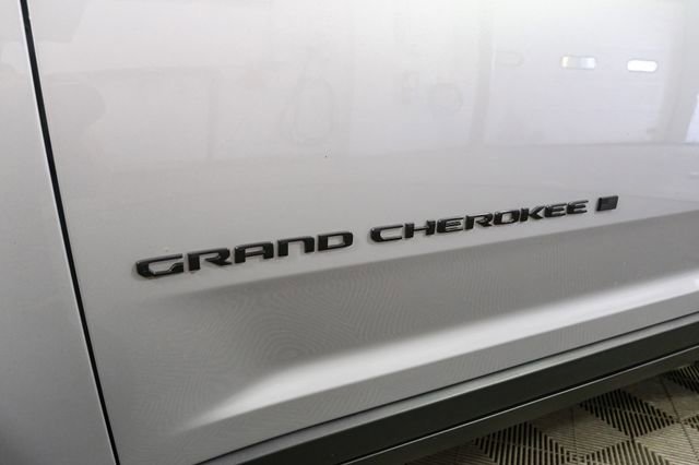 Used 2024 Jeep Grand Cherokee Altitude AWD/4WD image 7