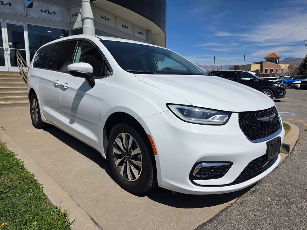 Used 2023 Chrysler Pacifica Touring-L image 3