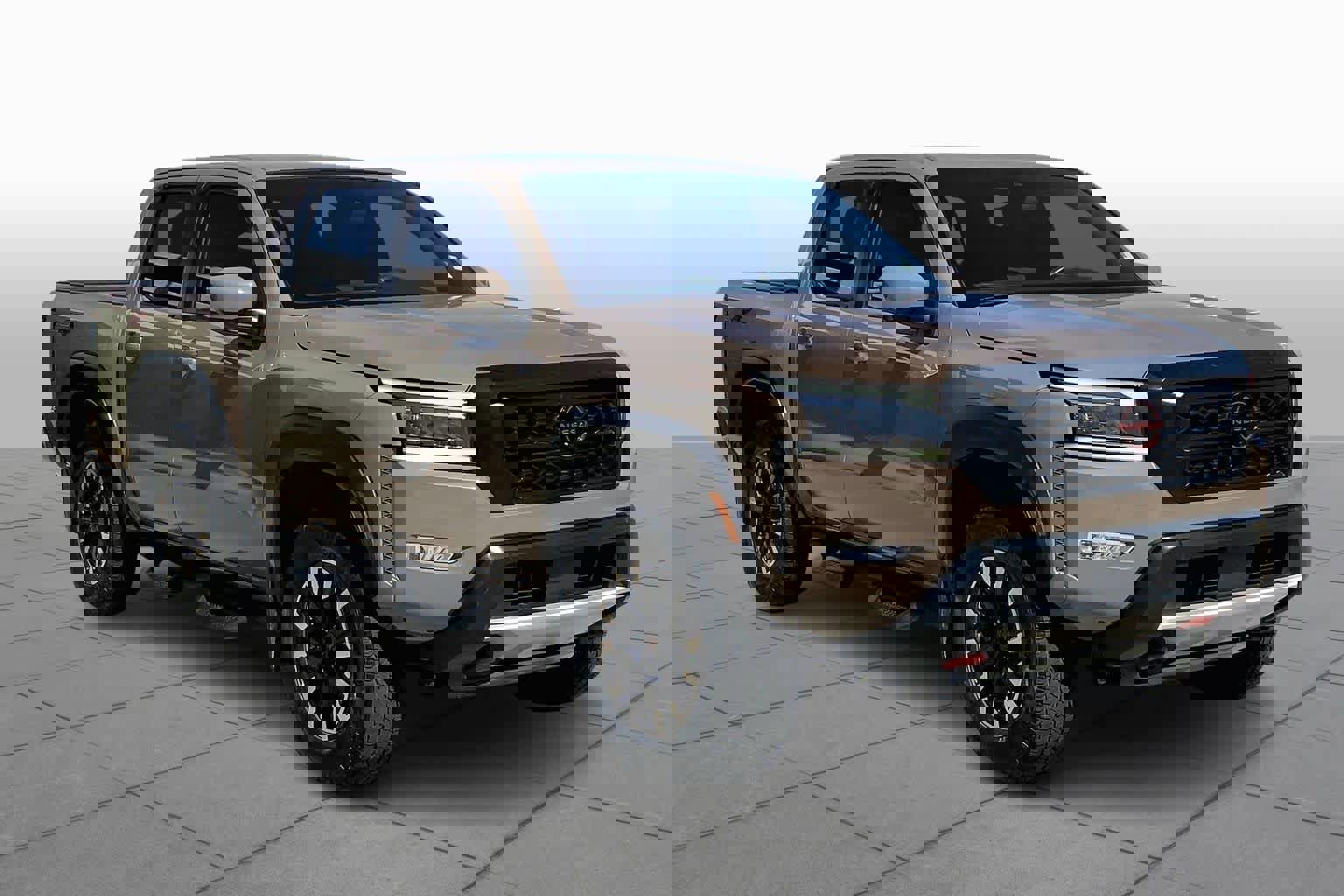 Used 2023 Nissan Frontier PRO-4X w/ Pro Convenience Package image 2