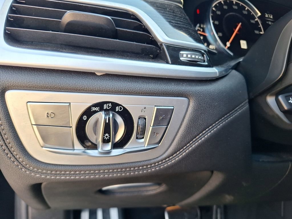 Used 2019 BMW 740i w/ Executive Package image 27