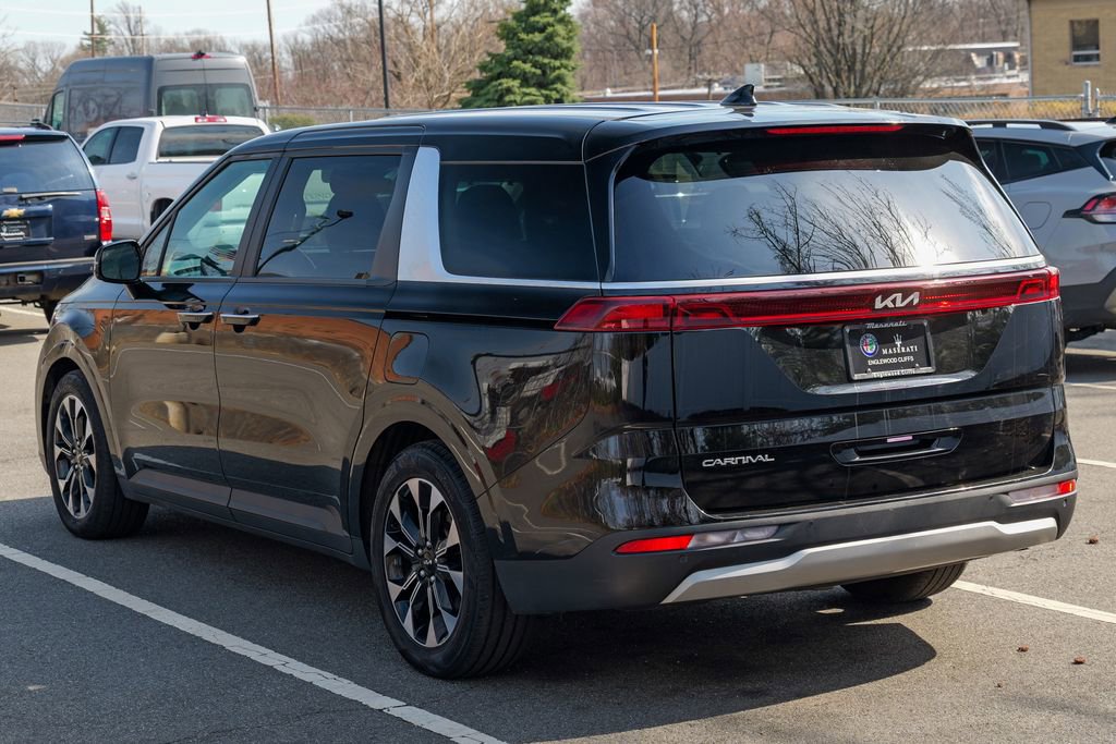 Used 2024 Kia Carnival EX image 5