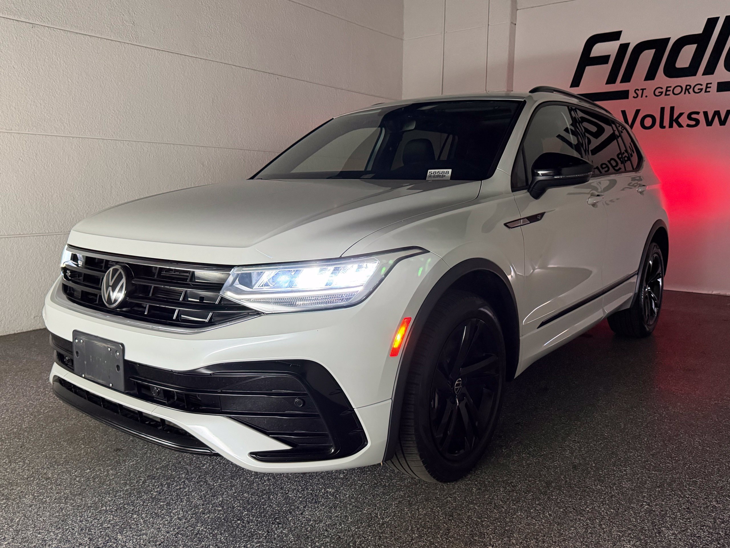 Certified 2023 Volkswagen Tiguan SE R-Line FWD image 50