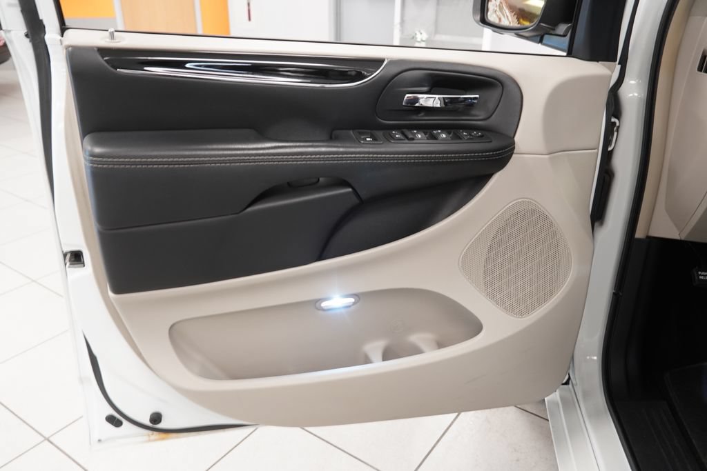 Used 2014 Chrysler Town & Country Touring-L FWD image 18