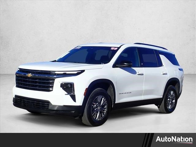 Used 2025 Chevrolet Traverse LT image 1