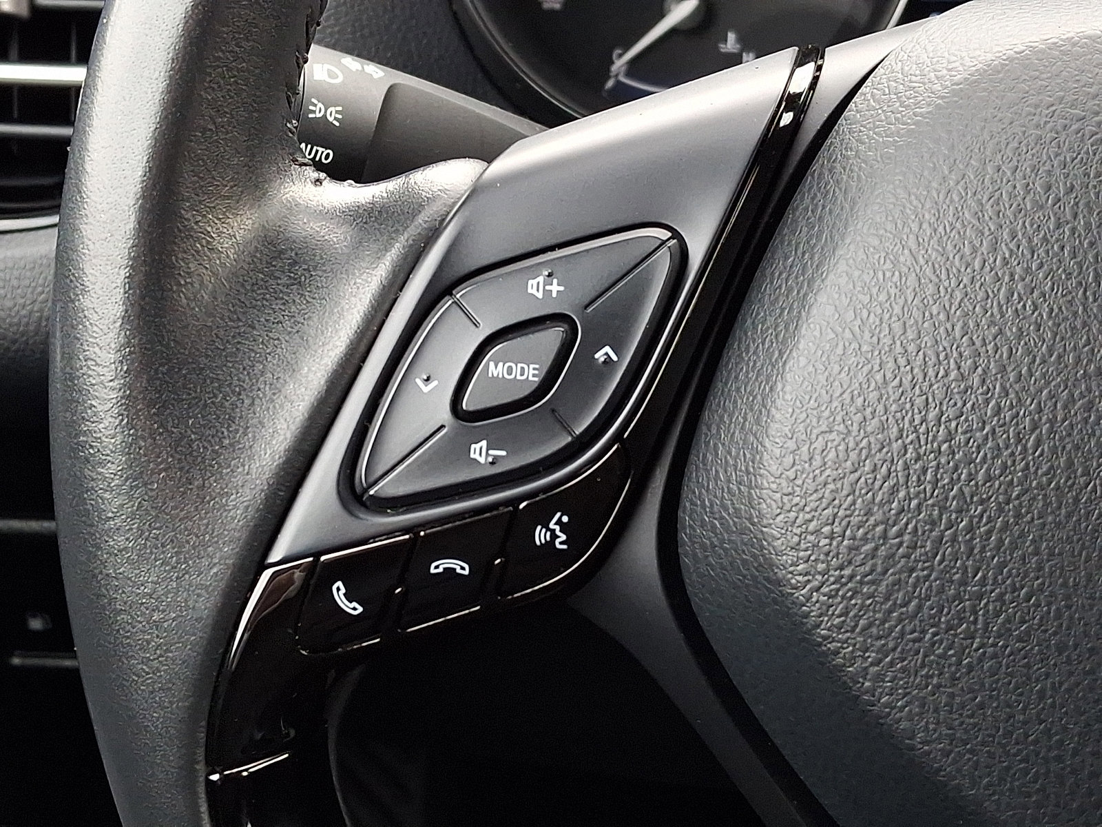 Used 2022 Toyota C-HR XLE image 20