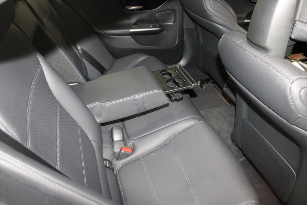 Used 2025 Mercedes-Benz C 300 Sedan image 25