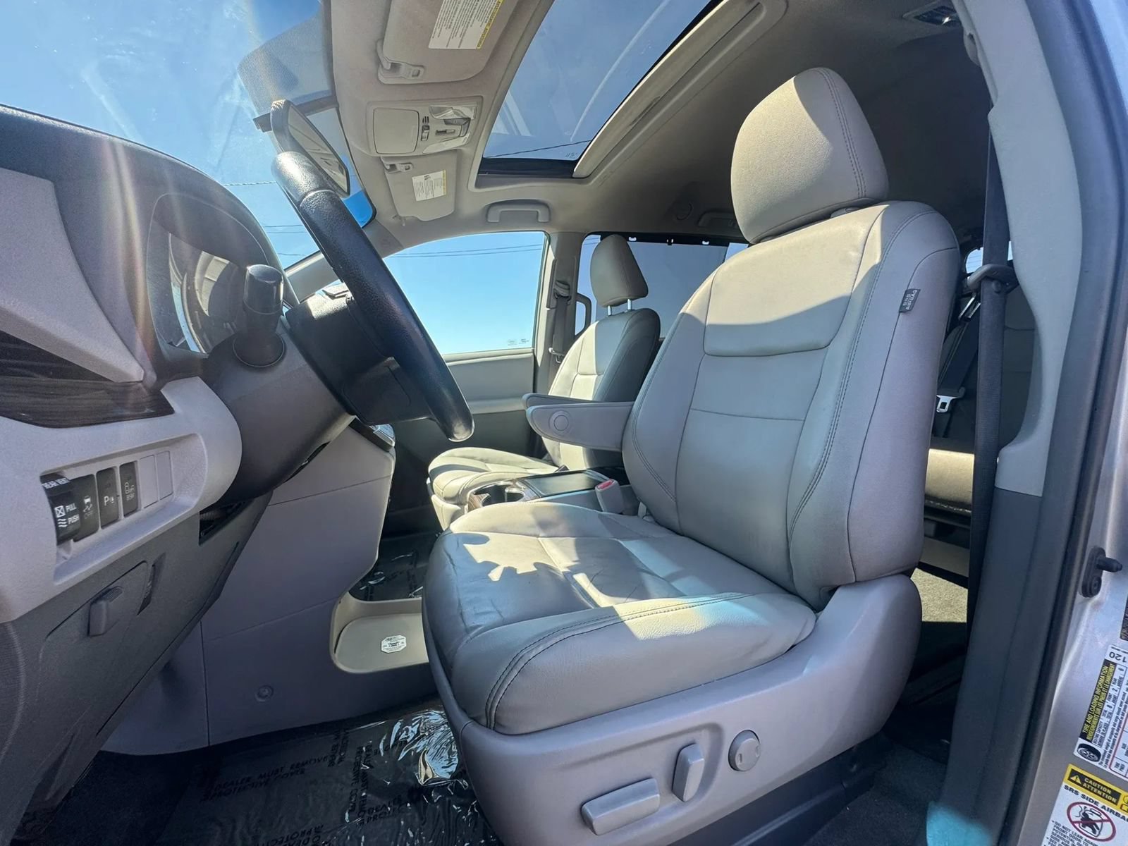 Used 2016 Toyota Sienna XLE w/ XLE Navigation Package FWD image 18