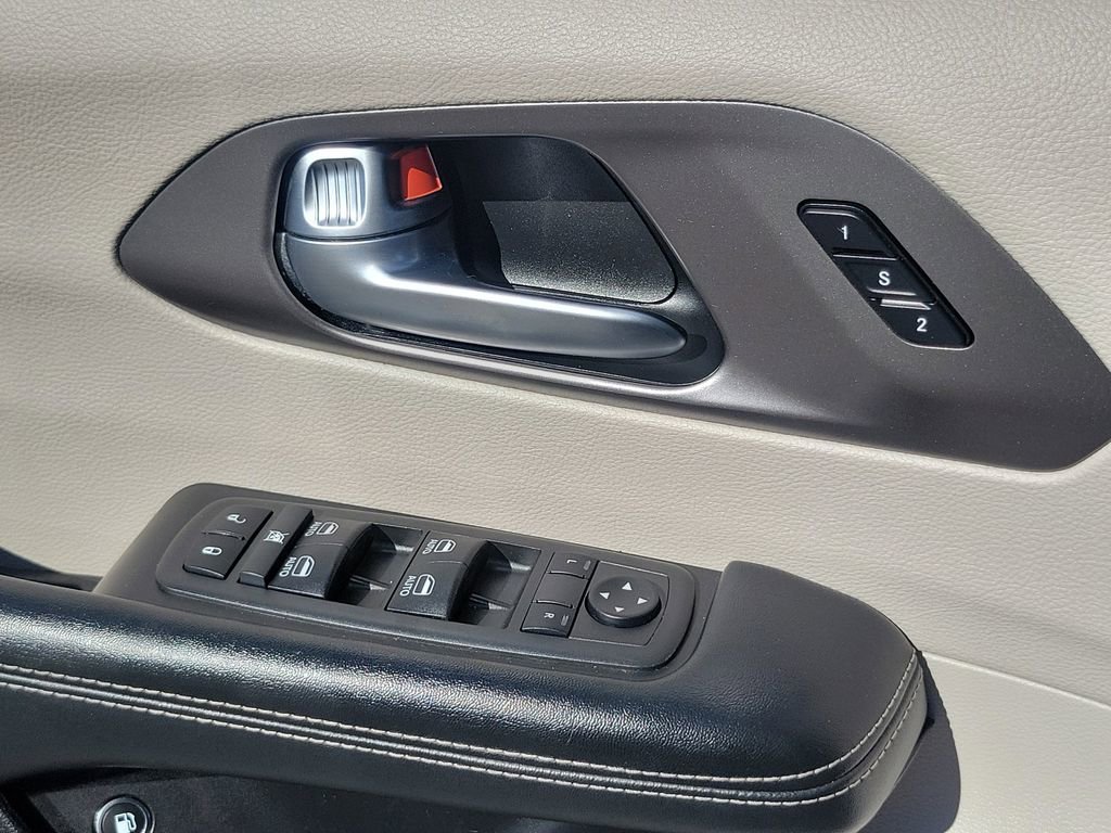 Used 2022 Chrysler Pacifica Touring-L w/ Uconnect Theater Family Group image 17