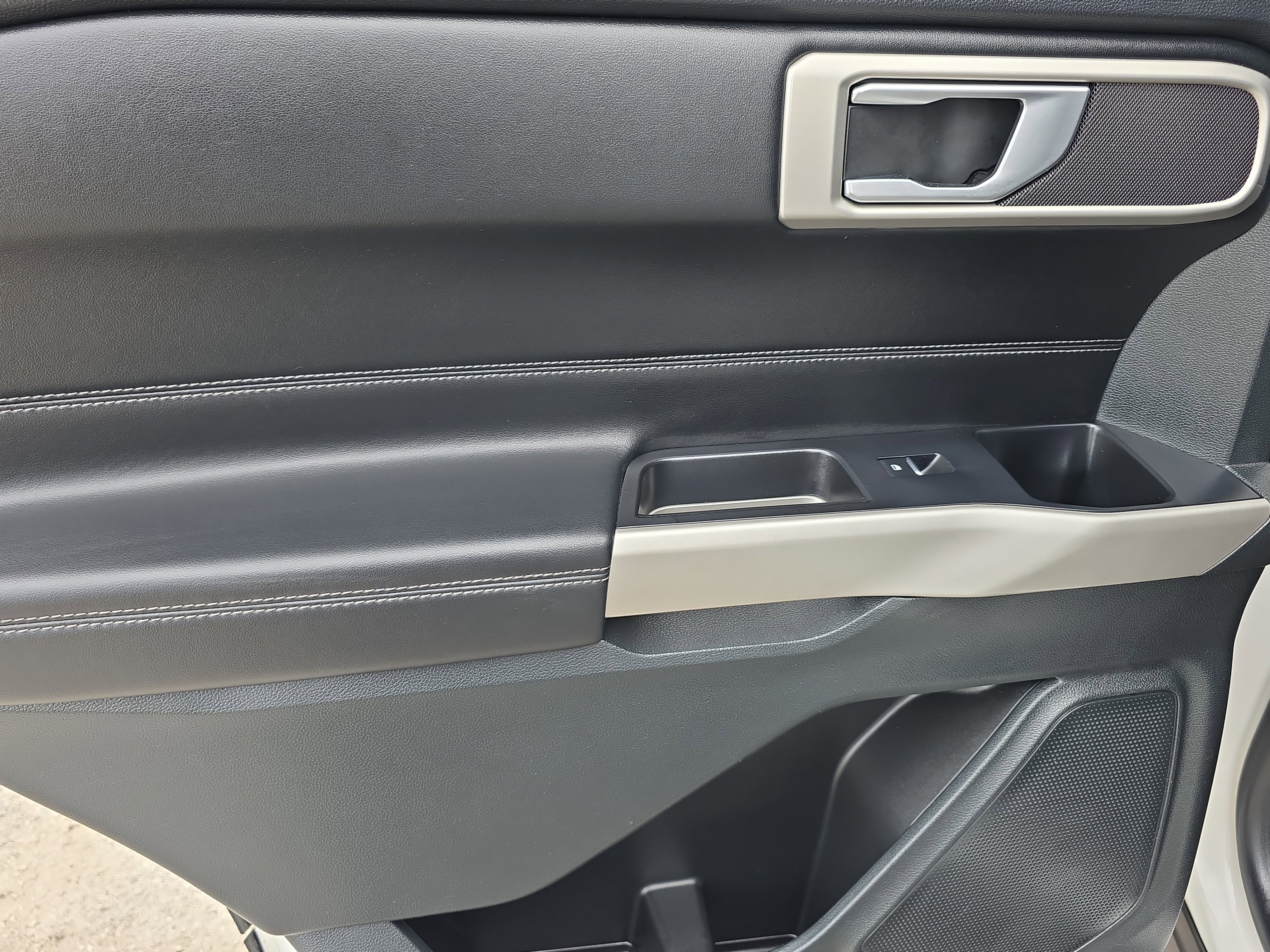 Used 2023 Ford Explorer XLT w/ Equipment Group 202A RWD image 14