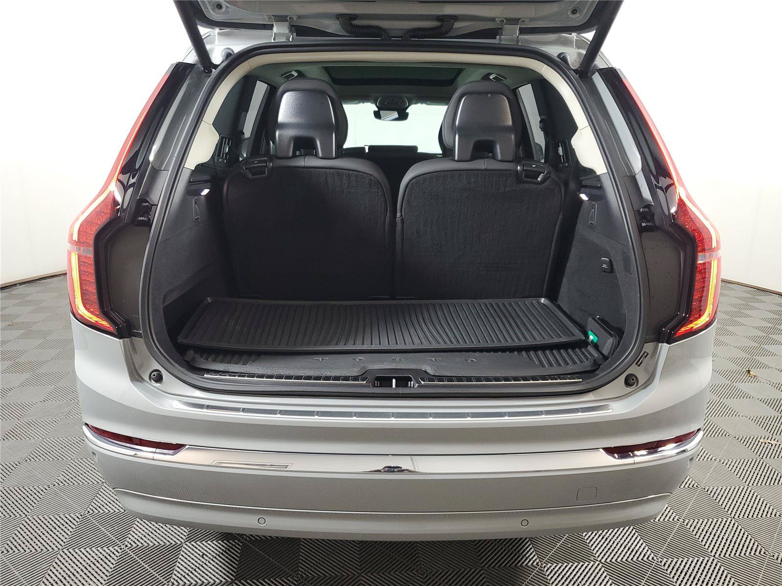 Certified 2025 Volvo XC90 T8 Plus w/ Protection Package Premier AWD/4WD image 5