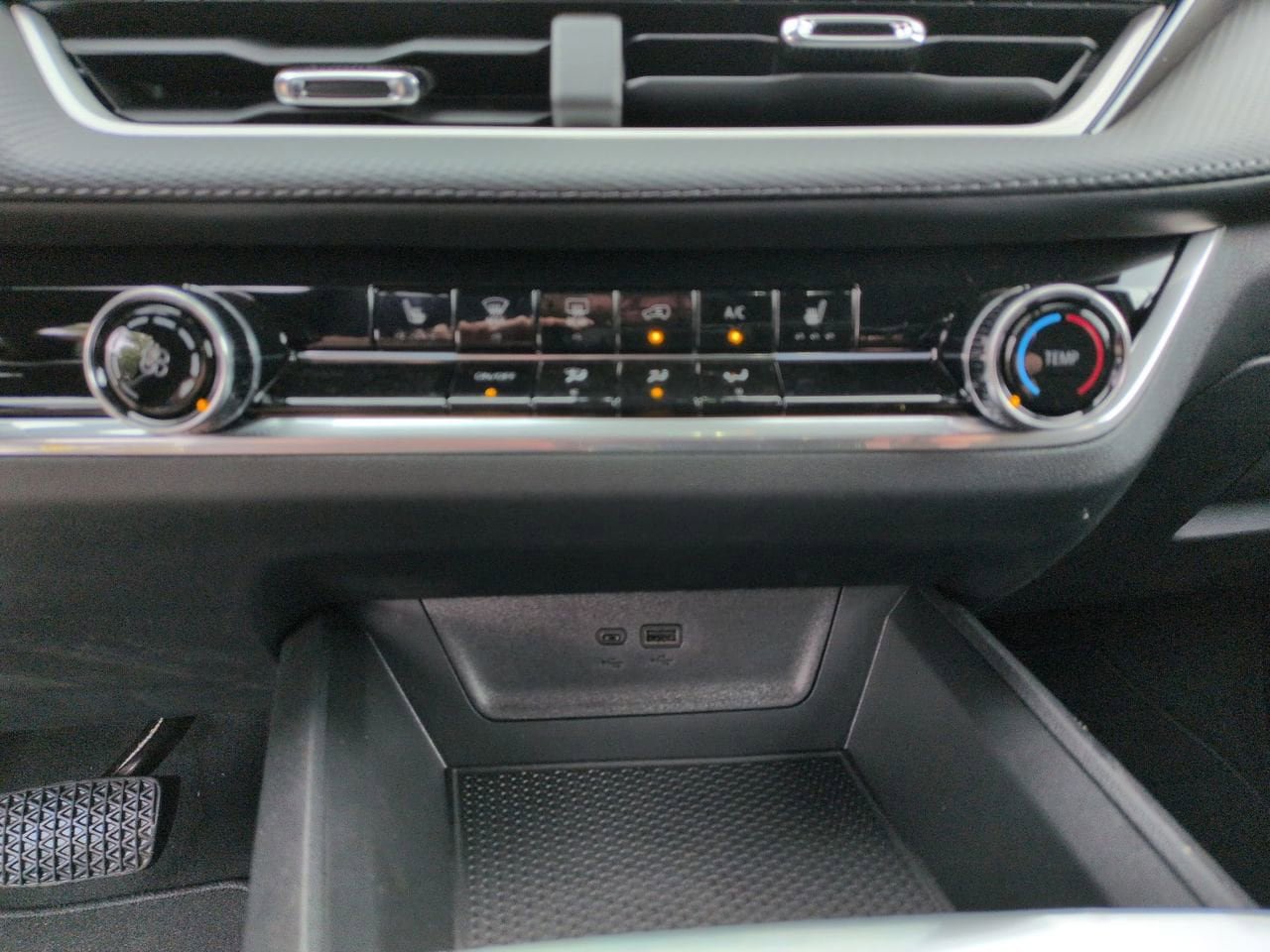 New 2026 Chevrolet Equinox LT w/ Safety and Technology Package FWD image 17