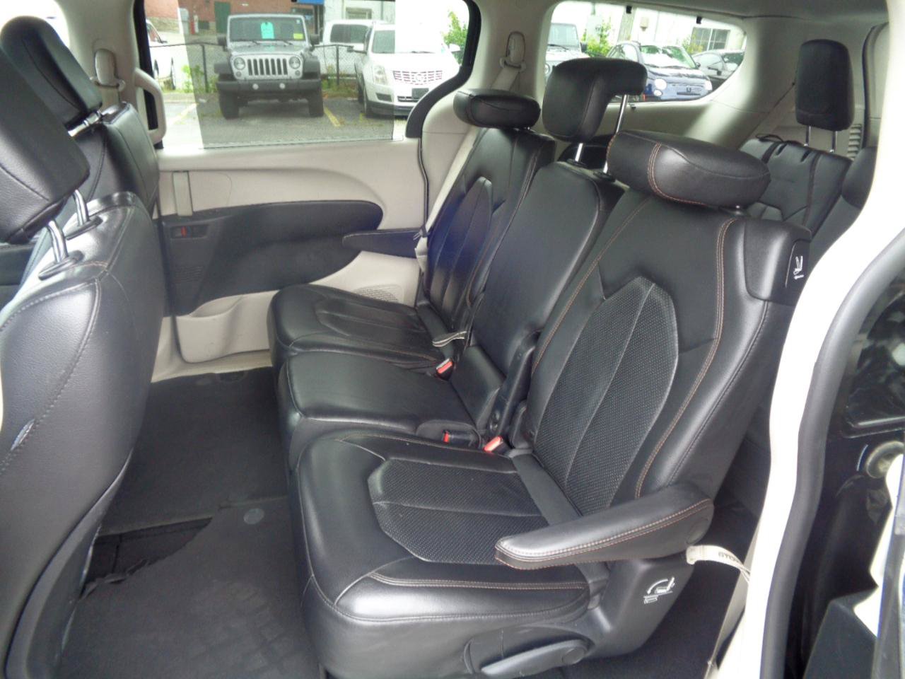 Used 2020 Chrysler Pacifica Touring-L FWD image 22