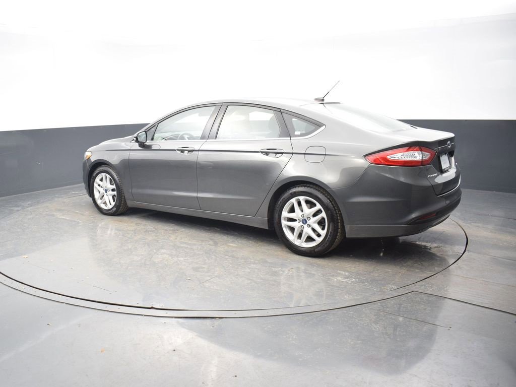 Used 2016 Ford Fusion SE image 4