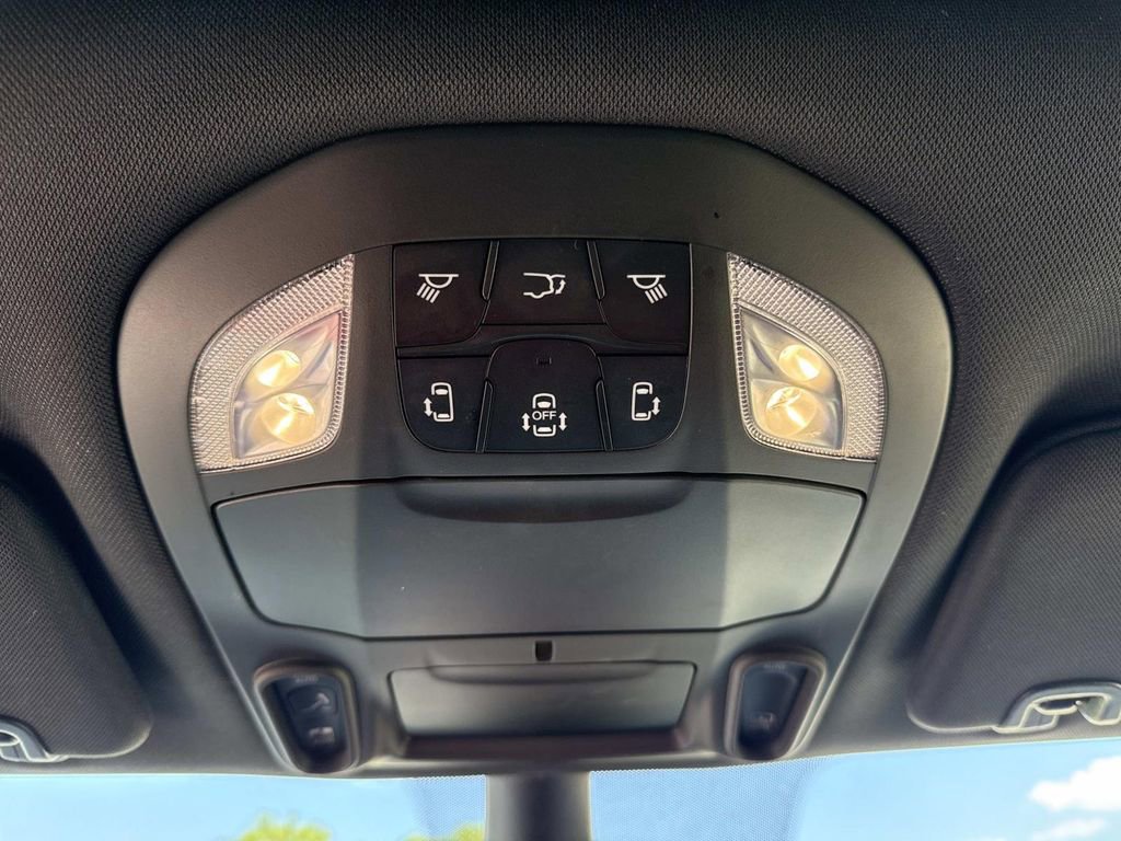 Used 2025 Chrysler Pacifica Limited FWD image 42