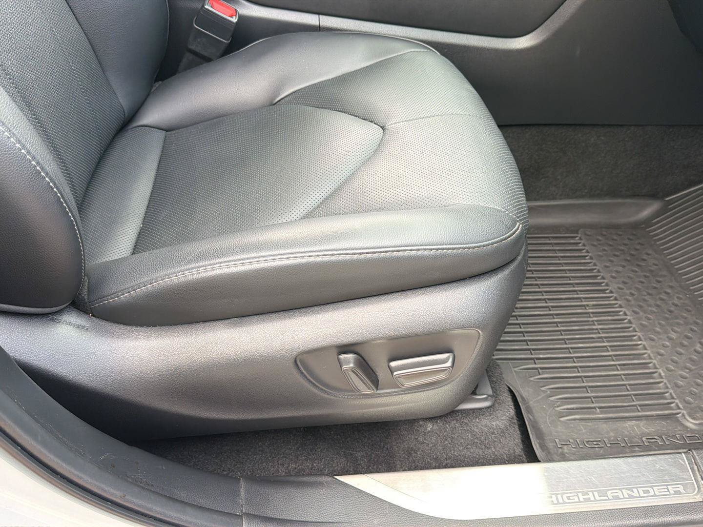 Used 2024 Toyota Highlander Limited AWD/4WD image 19