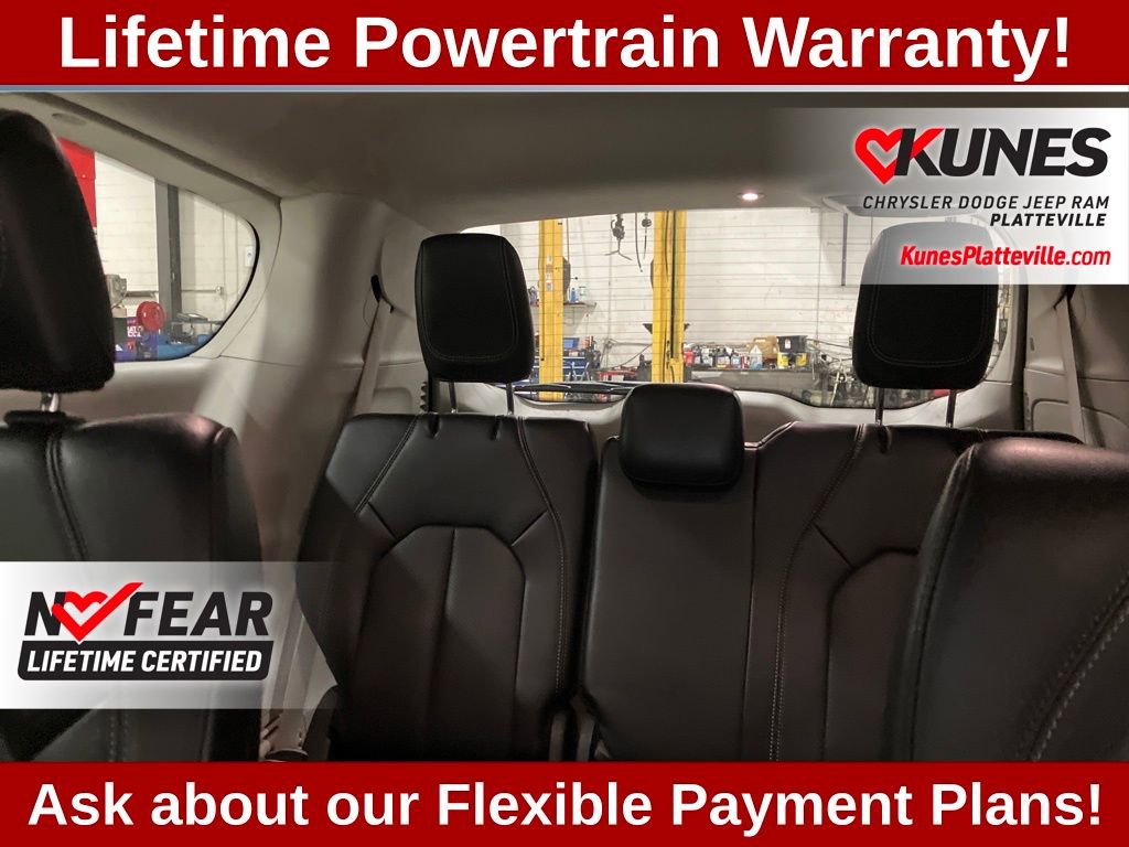 Used 2023 Chrysler Pacifica Touring-L image 31