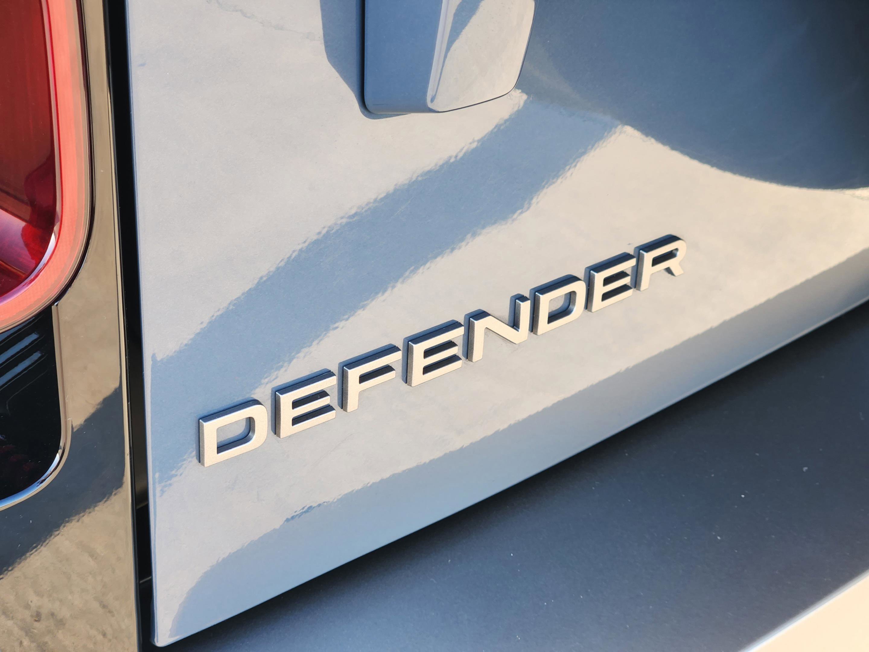 Used 2025 Land Rover Defender 110 X-Dynamic SE image 12