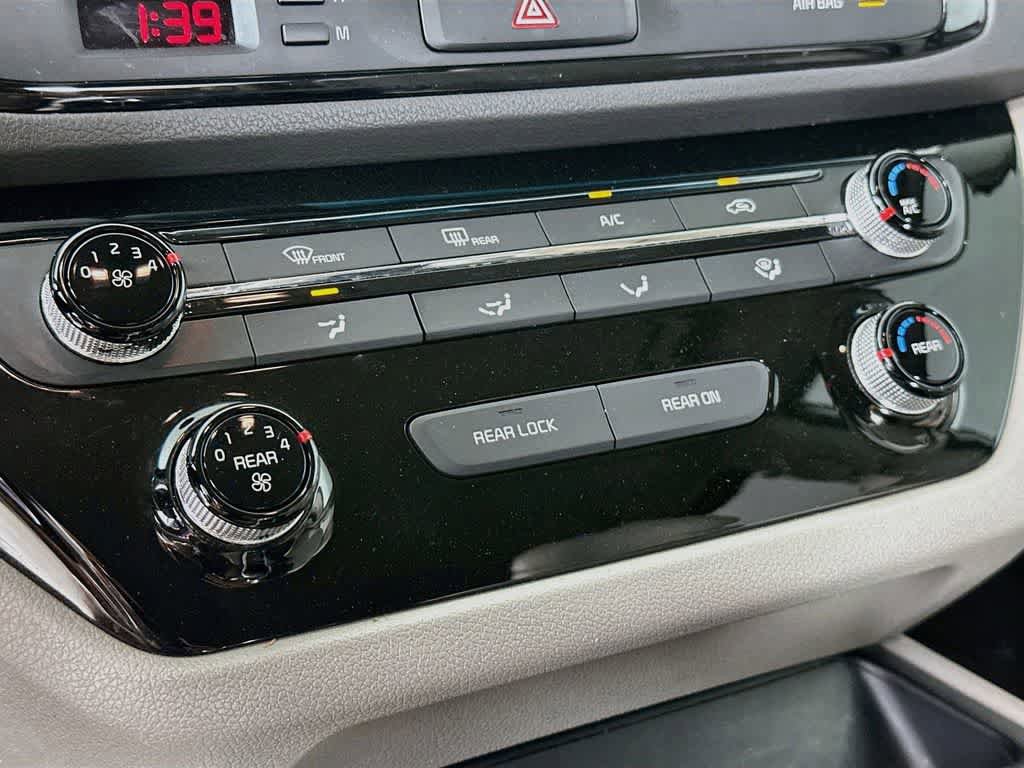 Used 2018 Kia Sedona L FWD image 18