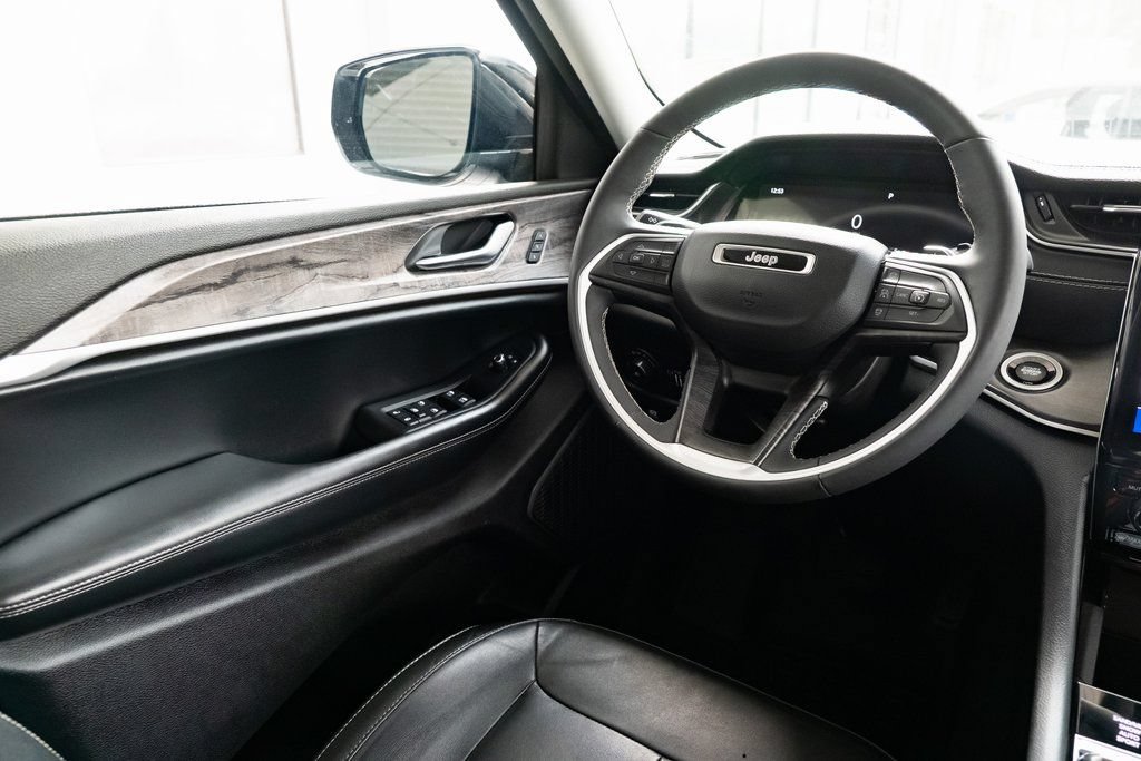 Used 2023 Jeep Grand Cherokee Limited AWD/4WD image 11