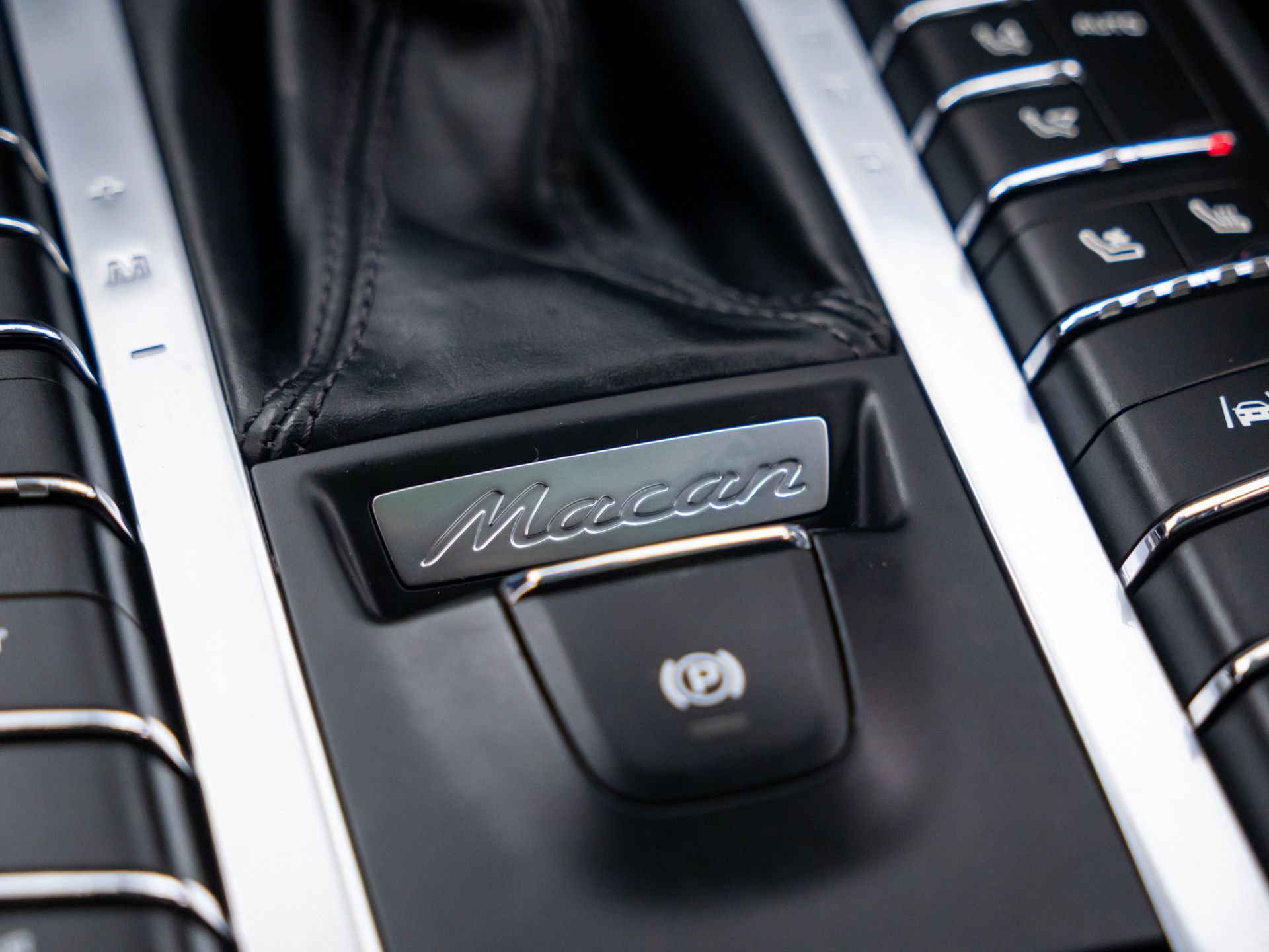 Used 2020 Porsche Macan AWD/4WD image 32