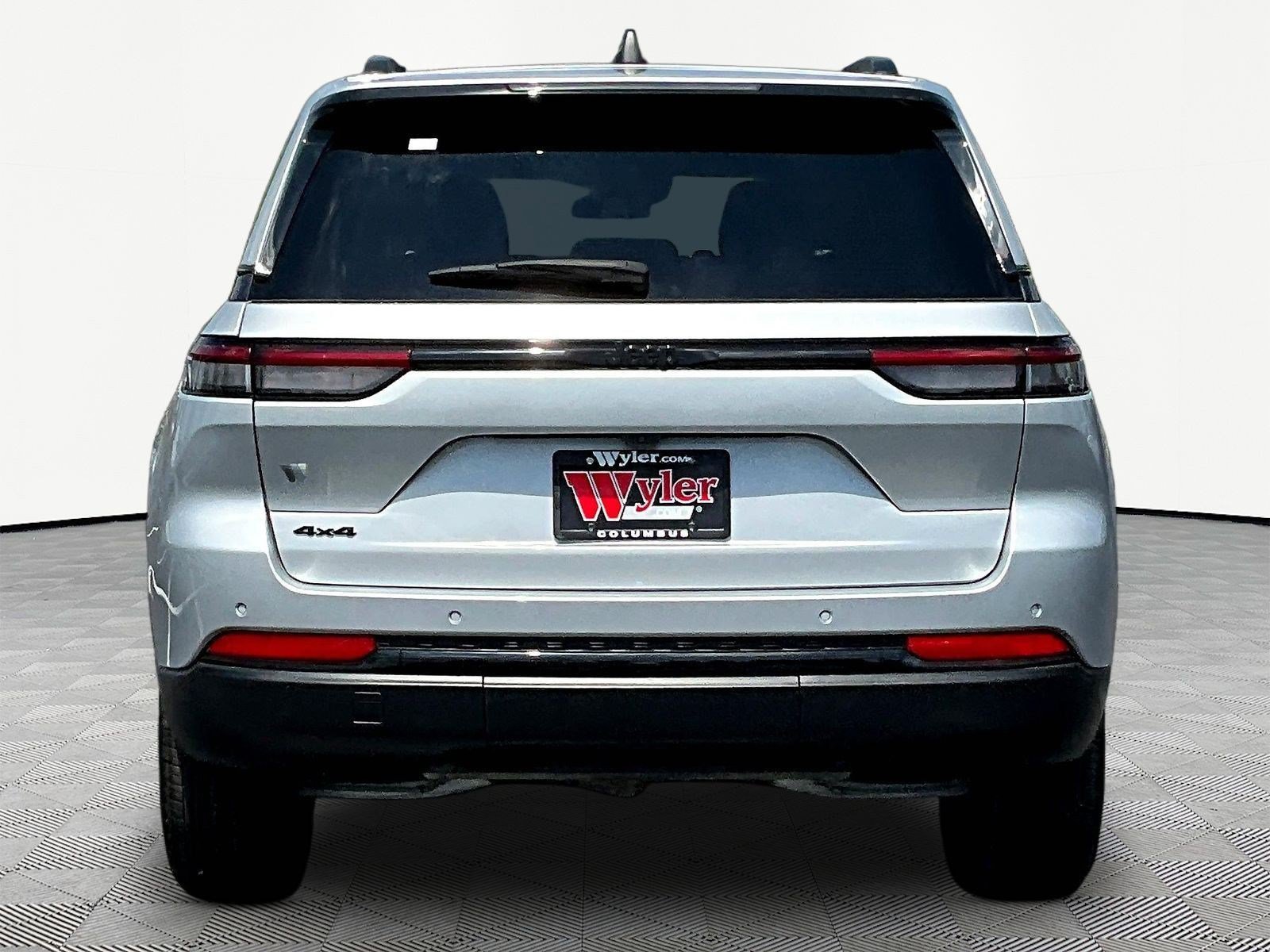 Used 2025 Jeep Grand Cherokee Altitude AWD/4WD image 5
