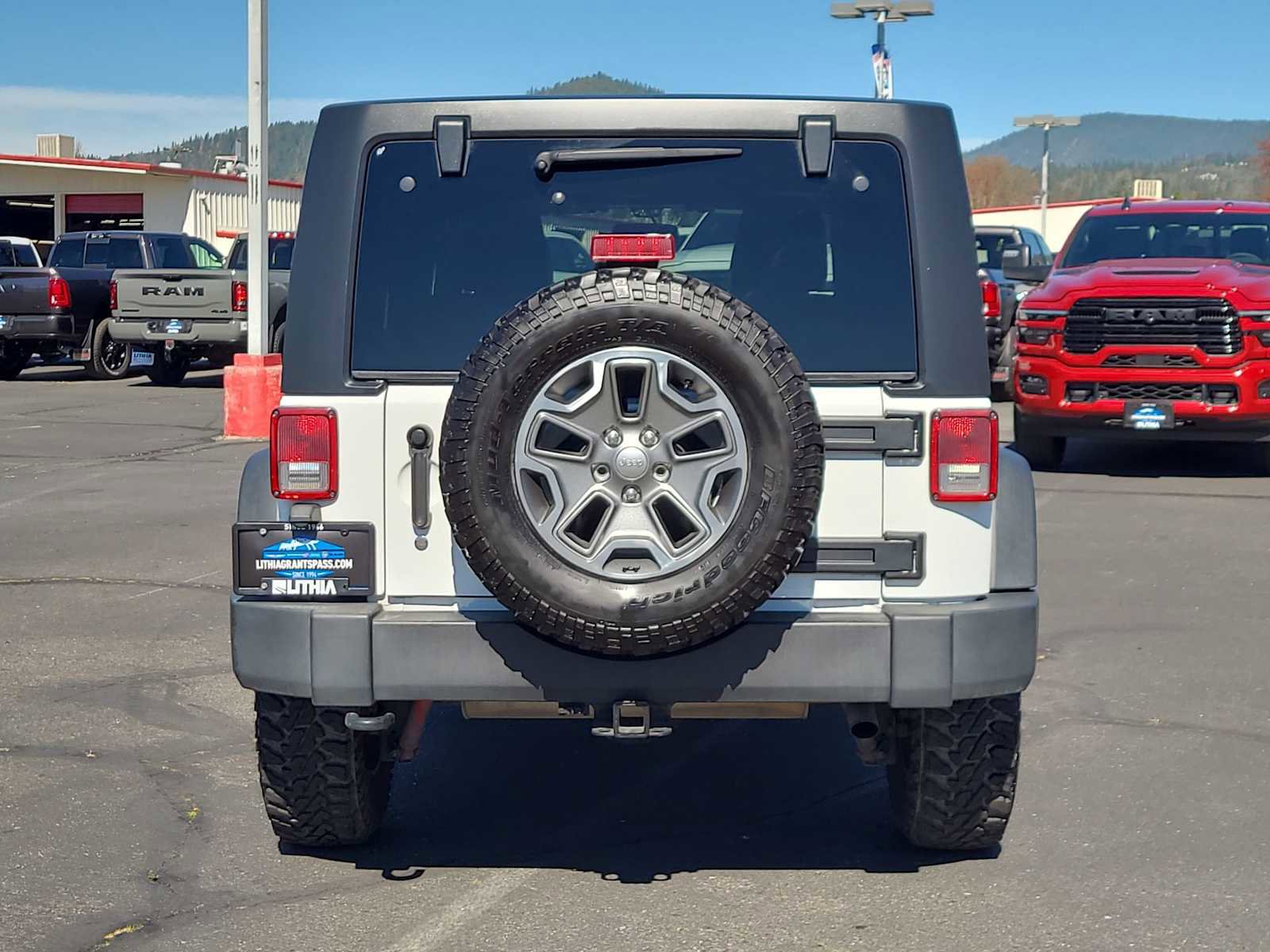 Used 2015 Jeep Wrangler Unlimited Rubicon w/ Connectivity Group AWD/4WD image 13