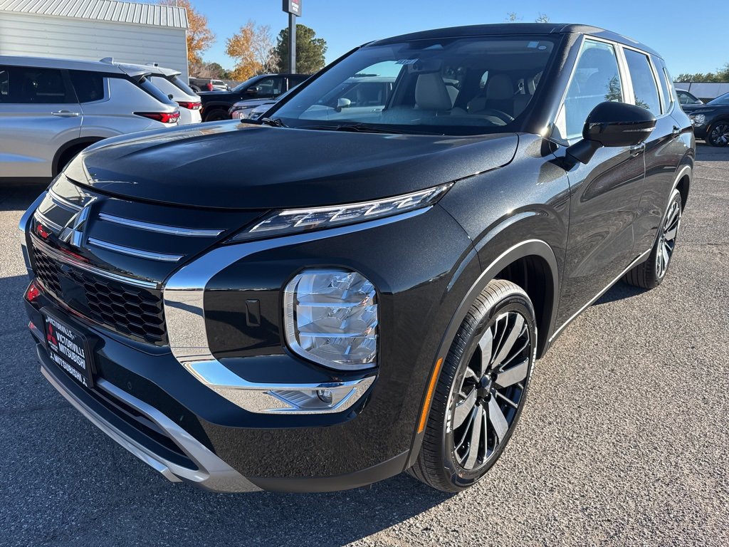 New 2025 Mitsubishi Outlander SE image 3