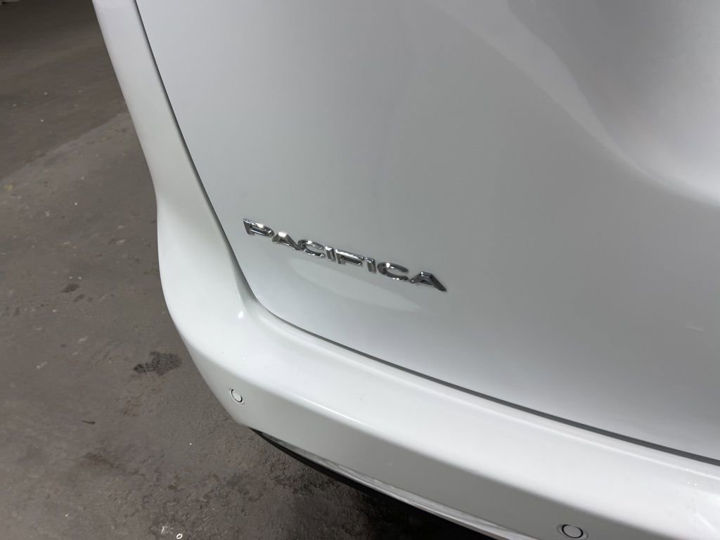Used 2025 Chrysler Pacifica Select image 15