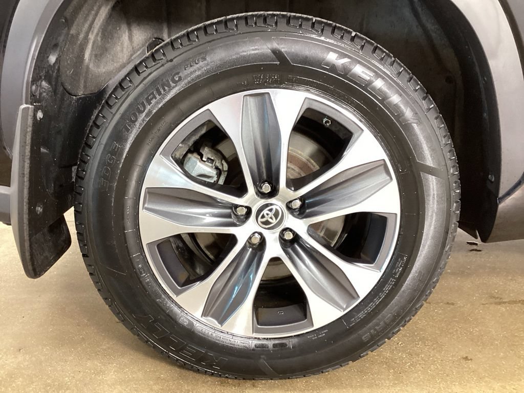 Used 2022 Toyota Highlander XLE AWD/4WD image 43