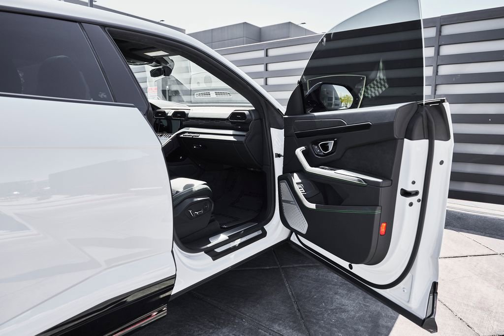 Used 2021 Lamborghini Urus image 18